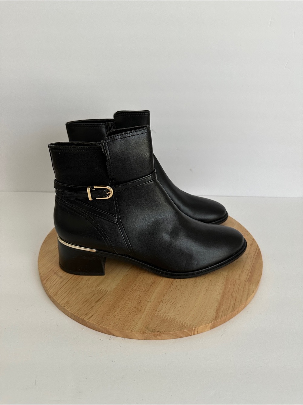 Italian Shoemakers Womens Vienna Block Heel Booties